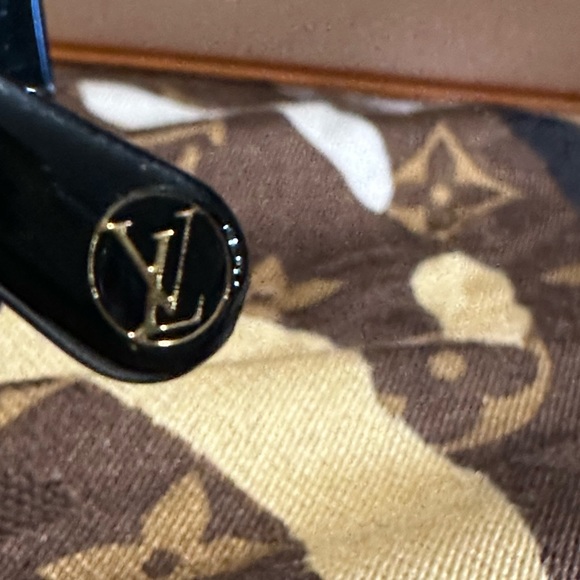 Louis Vuitton sunglasses some scratches on inner part as indicated - Picture 8 of 16